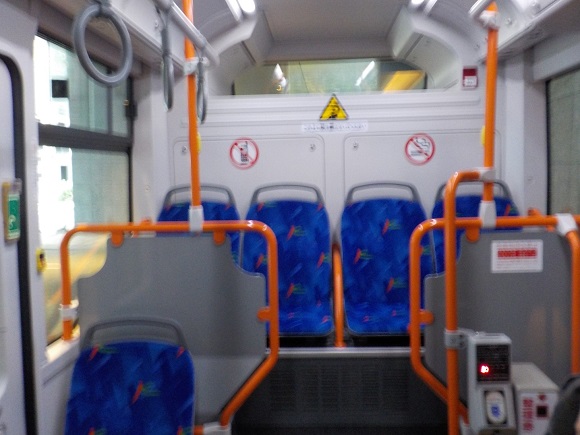 電気バス・京阪ループバスの車内（後部座席）