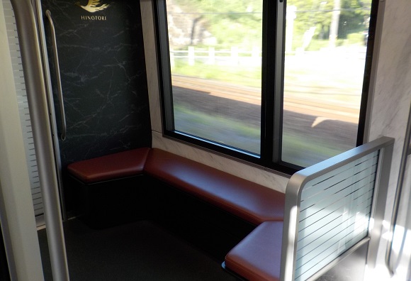 近鉄特急ひのとり・車内風景（ロッカー前のベンチ）