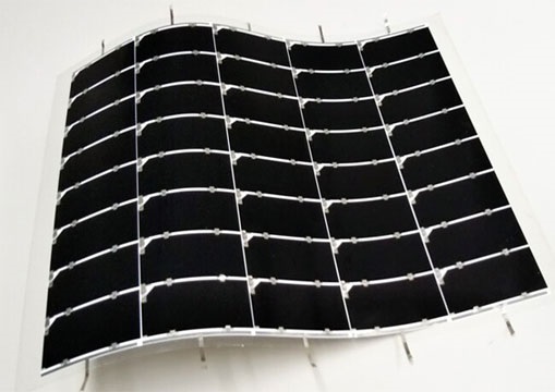 シャープ、実用サイズの軽量かつフレキシブルな太陽電池モジュールで世界最高の変換効率32.65％を達成