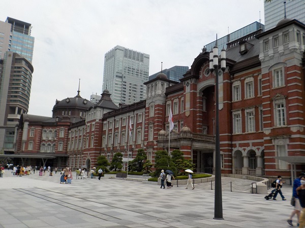 東京駅・丸の内で見た「燃料電池バスSORA」は、JR東日本バス。