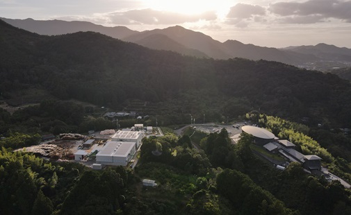 有田川バイオマス発電所（左）と温浴施設「かなや明恵峡温泉」（右）