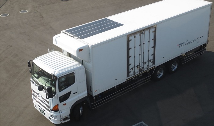 システック、トラックの屋根にソーラーパネル設置でCO2削減